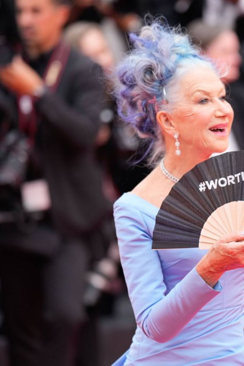 Blaue Haare, blaues Kleid und ein Fächer mit der Aufschrift "Worth It": Dame Helen Mirren bei der Eröffnung der Filmfestspiele