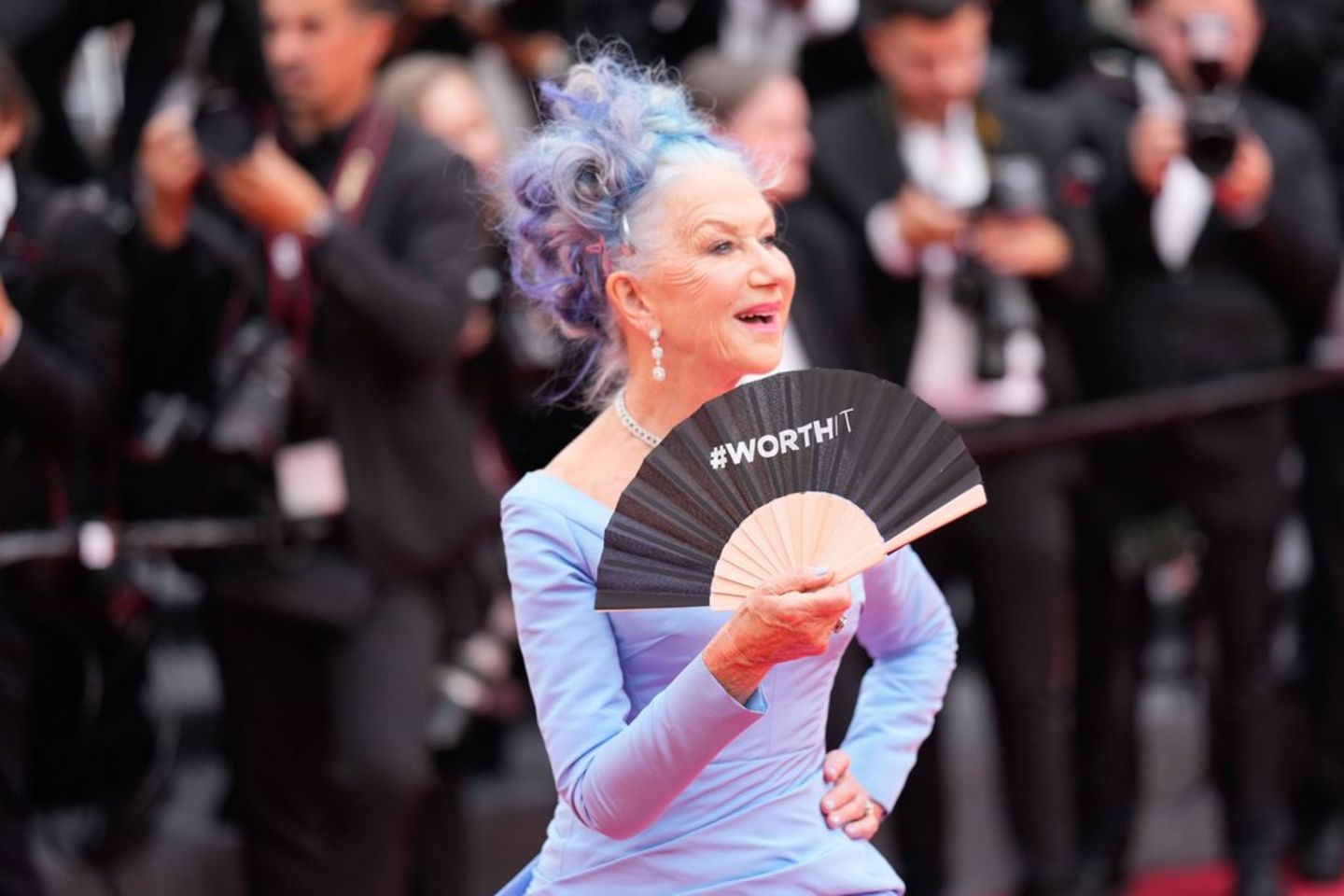 Blaue Haare, blaues Kleid und ein Fächer mit der Aufschrift "Worth It": Dame Helen Mirren bei der Eröffnung der Filmfestspiele