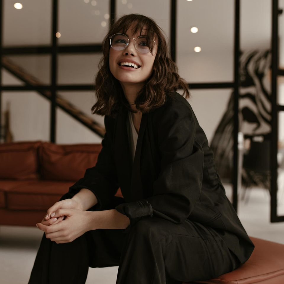 Oversize-Anzüge: So einfach funktioniert der perfekte Trend-Look, junge Frau im Anzug