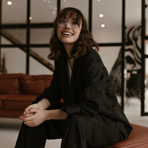 Oversize-Anzüge: So einfach funktioniert der perfekte Trend-Look, junge Frau im Anzug