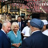 Bevor Königin Camilla und König Charles den Markt erkunden, unterhalten sie sich mit lokalen Gemeindemitgliedern und Standbesitzern. 