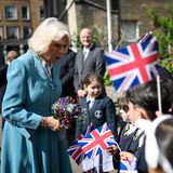 Königin Camilla unterhält sich vor der Kirche mit den Schulkindern. 
