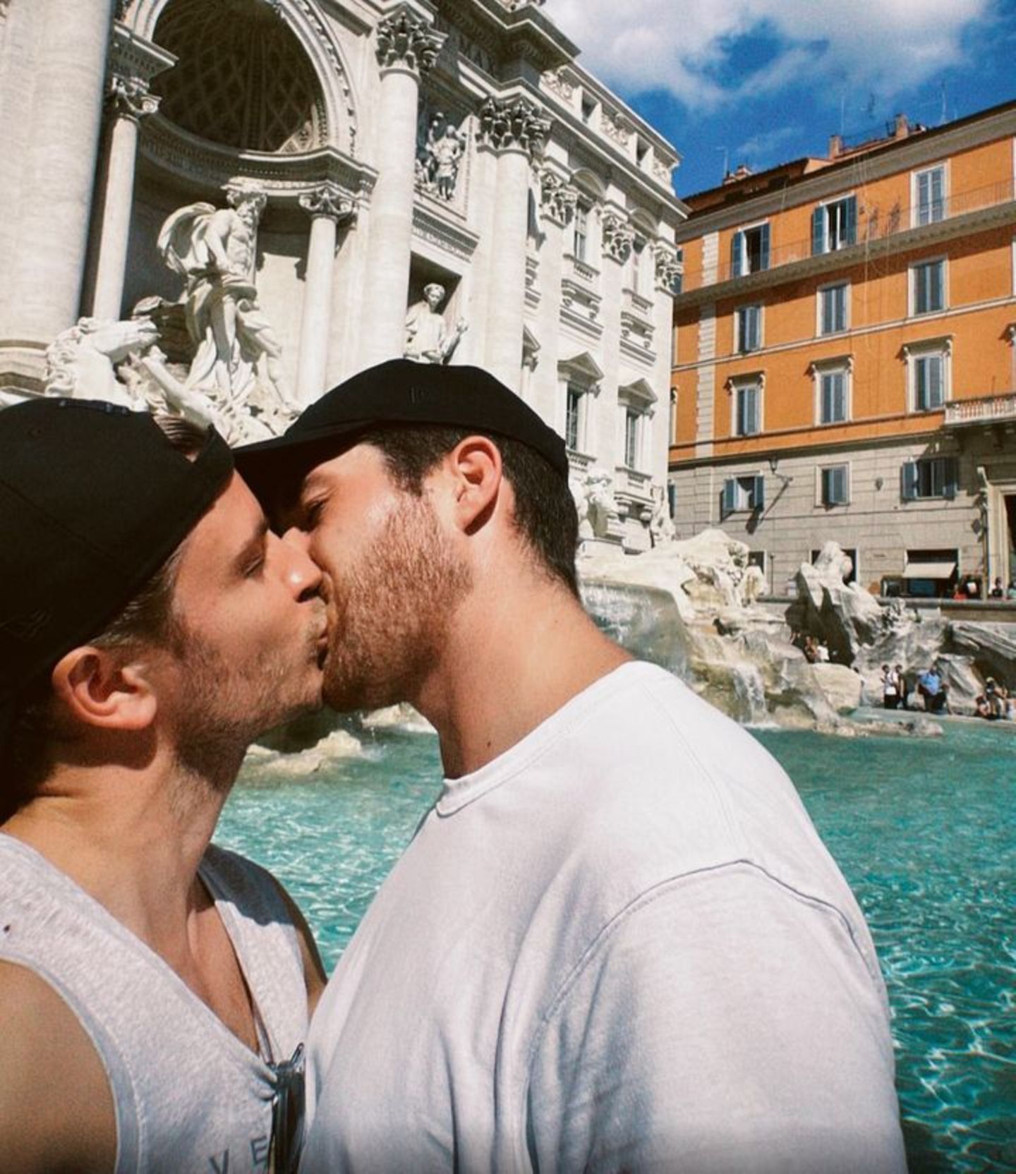 Zum internationalen Tag gegen Homo-, Bi-, Inter- und Transphobie bzw. -feindlichkeit teilt Jannik Schümann ein romantisches Kuss-Selfie mit Freund Felix auf Instagram. Dafür fliegen dem Schauspieler zahlreiche virtuelle Herzen zu. 