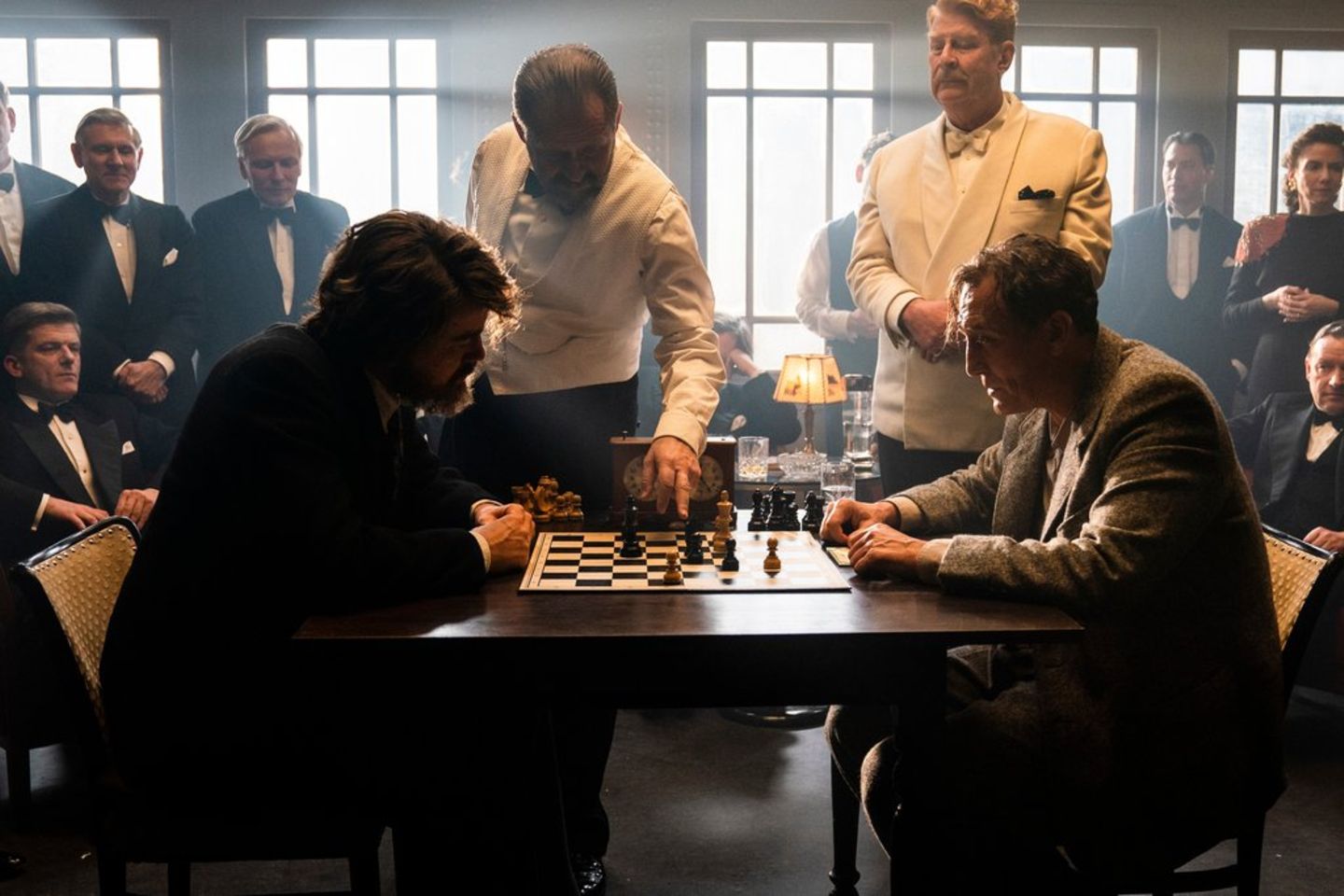 Die ARD zeigt den Film "Schachnovelle" mit Oliver Masucci am 3. Juli.