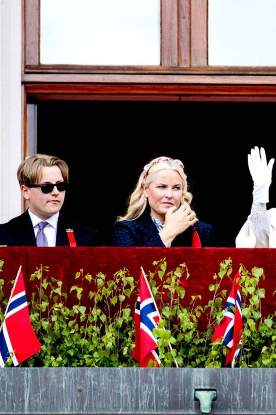 Norwegens König Harald (re.) winkte vom Palastbalkon.