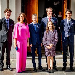Bevor es losgeht, können die Fotograf:innen vor der Kirche in Paris natürlich noch ein Familienfoto von Graf Felix, Prinzessin Marie, Konfirmant Graf Henrik, Komtesse Athena, Papa Prinz Joachim und Graf Nikolai machen.