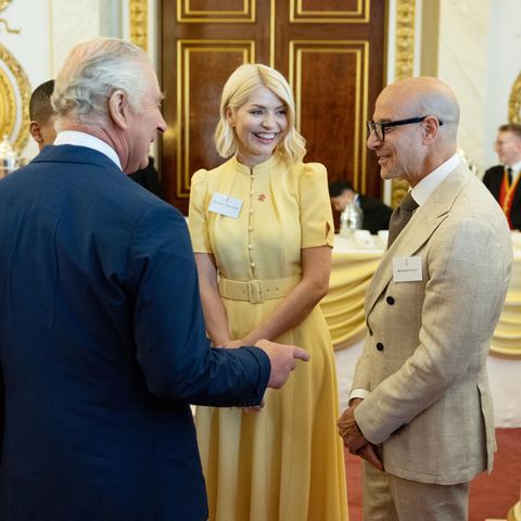 Bei der einer Veranstaltung zu Ehren der Gewinner des "Prince's Trust Awards" im Buckingham Palace trifft König Charles auf Moderatorin Holly Willoughby und Schauspieler Stanley Tucci und hält mit ihnen einen kleinen Plausch. Die beiden TV-Stars scheinen sich sichtlich geehrt zu fühlen und wirken auch ein wenig amüsiert. Worum es wohl in dem Gespräch ging? 
