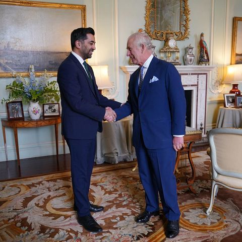 König Charles begrüßt Schottlands Premierminister Humza Yousaf.