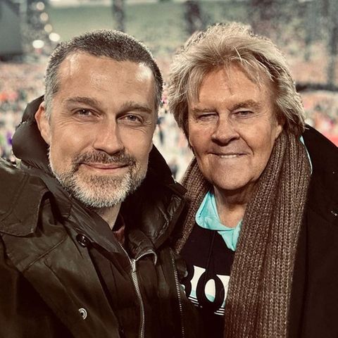 Am Vorabend des Vatertags genießen Wayne und Papa Howard Carpendale einen Konzertabend der Superlative! Harry Styles spielt die erste seiner zwei Open-Air-Shows im Münchner Olympiastadion. Und diesem entspannten Selfie nach zu urteilen, mit dem Wayne Vatertagsgrüße an alle seine Instagram-Fans rausschickt, scheint der Abend Vater und Sohn sehr gut gefallen zu haben.