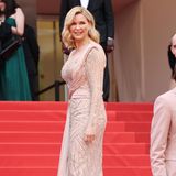 Das mit Pailletten besetzte Kleid von Veronica Ferres hebt sich auf den roten Teppich in Cannes definitiv von den anderen Kleidern ab. Farblich schlicht, aber durch seine Details dennoch extravagant.