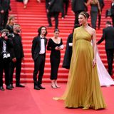 Elfenhaft schreitet Karlie Kloss über den Red Carpet der Filmfestspiele in Cannes. Das schwangere Model setzt seinen wachsenden Babybauch in einer Traumrobe von Dior und elegantem Netzschleier perfekt in Szene. Was für ein traumhafter Look!