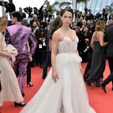Vanessa Mai zeigt sich in Cannes ganz zart in einem Couture-Dress von Kaviar Gauche.
