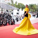 Eindrucksvolle Kulisse, eindrucksvoller Look: Adriana Lima begeistert im voluminösen Haut-Couture-Traum in Gelb und Schwarz.
