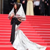 Glamourös verpackt glitzert Bollywood-Star Aishwarya Rai bei der Cannes-Premiere von "Indiana Jones und das Rad des Schicksals".