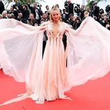 Engelsgleich schwebt Lilly Krug im zartrosa Chiffon-Look mit Blüten über den Red Carpet.