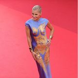 Caro Daur sorgt mit ihrem "Nackt"-Kleid in Lila und Gold von Schiaparelli für Aufsehen in Cannes.