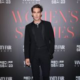Dieses eine Detail macht den Unterschied; und Jon Kortajarena damit zum glamourösen Partygänger: seine Statement-Kette.