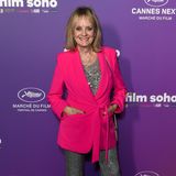 Bei Twiggy aka Dame Lesley Lawson ist das Disco-Fieber ausgebrochen. Für die "Film Soho x Cannes Next"-Eröffnungsparty wählt das ehemalige Fotomodell silberne Pailletten und kombiniert diese zum pinkfarbenen Blazer und zu metallischen Ballerinas. 