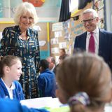 Im Klassenraum angekommen, schaut Königin Camilla den Schüler:innen beim Unterricht zu.