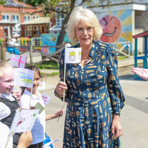 18. Mai 2023  Am Donnerstag stattet Königin Camilla der "Shirehampton Primary School" zum Start der "Coronation Library Initiative" einen Besuch ab. In Empfang genommen wird die Königin mit selbst gebastelten Fähnchen und Bildern.