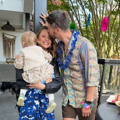 16. Mai 2023  Jana Schölermann wird an ihrem 36. Geburtstag mit einer Hawaii-Party im Garten von Ehemann Thore überrascht. Grund genug für das Dauergrinsen der Moderatorin, die unglaublich glücklich und dankbar ist für diesen gelungenen Tag, wie sie auf Instagram schreibt. 