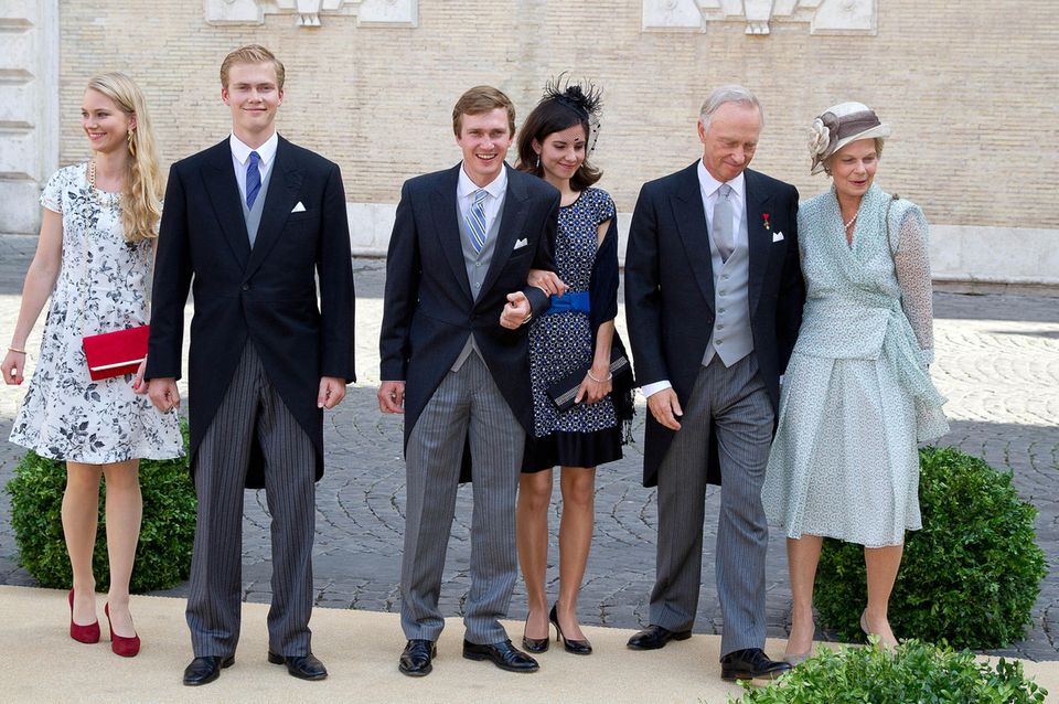 Royals: Erzherzog Alexander von Österreich (2.v.l.) mit seinen Eltern und seinen Geschwistern bei der Hochzeit von Prinz Amedeo von Belgien 2014. Erzherzog Alexander von Österreich (2.v.l.) mit seinen Eltern und seinen Geschwistern bei der Hochzeit von Prinz Amedeo von Belgien 2014.