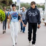 Ganz entspannt schlendert Topmodel Grace Elizabeth mit Freund Nicolas Krause  an der Croisette, der Promenade von Cannes entlang. Während die Amerikanerin auf eine weiße Hose, ein Rolling-Stones-Shirt und eine klassische Chanel-Tasche setzt, entscheidet sich ihr Freund für einen schwarzen Hoody.