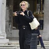 Ähnlich viel Spaß an ihrem Look scheint Eva Herzigová zu haben. Das Model wählt für ihren Streestyle-Look jedoch die entgegengesetzte Farbpalette und knipst in schwarzer Hose, dunklem Pulli und flachen Schuhen ein paar Erinnerungsfotos. 