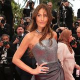 Sie kann es immer noch: Carla Bruni posiert wie zu alten Modelzeiten auf dem Red Carpet in Cannes. In ihrem maßgeschneiderten Céline-Kleid zeigt sie ihre XL-Beine und ihren durchtrainierten Körper. 