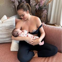 Damit beim Stillen keine Muttermilch mehr verschwendet wird, schwört Chrissy Teigen auf Stilleinlagen aus Silikon, wie sie nun auf Instagram verrät. Die ein oder andere stillende Mama unter den Follower:innen von Chrissy wird für diesen Tipp bestimmt dankbar sein. 