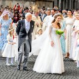 Umringt von ihren Blumenmädchen und mit einem strahlenden Lächeln im Gesicht ist die Braut bereit für den großen Tag. 