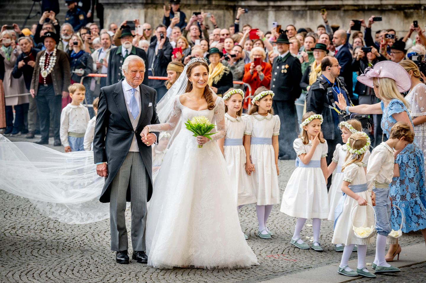 Hier kommt die Braut! In einem wunderschönen Kleid schreitet Sophie-Alexandra Evekink neben ihrem Vater Theodorus Evekink zur Kirche. 