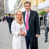 Markus Söder kommt in Begleitung seiner Frau Karina. 
