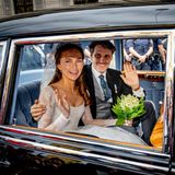Fröhlich winken Prinz Ludwig von Bayern und Sophie-Alexandra Evekink bei ihrer Abfahrt den Fotografen zu. Auf das Paar wartet nun eine große Hochzeitsfeier auf  Schloss Nymphenburg. 