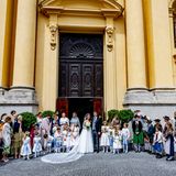 Zusammen mit der Familie posieren Prinz Ludwig von Bayern und seine Sophie-Alexandra für ein Gruppenfoto vor der  St. Kajetan. 
