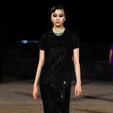 Das schöne Glitter-Dress wurde das erste Mal bei der Pre-Fall-Show 2023 in Mumbai präsentiert. Das Styling: ein Hauch von 20er-Jahre. 