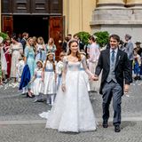 Langsam bricht die Hochzeitsgesellschaft auf zur Feier. 