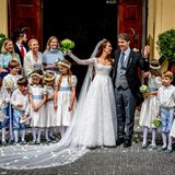 Jubel und Applaus für das glückliche Brautpaar. Die Freude ist Sophie-Alexandra und Ludwig regelrecht anzusehen. 