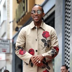 Ludacris weiß, wie man ein Statement setzt. Bei der Enthüllung seines Sterns auf dem berühmten Walk of Fame lässt der Rapper für sich Rosen regnen – und zwar auf seinem Zweiteiler. Die Kombination aus sandfarbenem Mantelhemd und Hose mit Rosenprint ist nicht nur extravagant, sondern auch noch super stylisch. Große Ringe und eine Pilotenbrille machen den Look perfekt. 