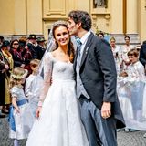 Ludwig, Prinz von Bayern, gibt Ehefrau Sophie-Alexandra einen liebevollen Kuss auf die Schläfe. 