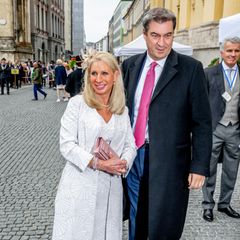 Auch Ministerpräsident Markus Söder ist zu der pompösen Adelshochzeit geladen. Während er auf einen klassischen blauen Anzug setzt, verwundert die Kleiderwahl seiner Ehefrau Karin umso mehr. Karin Söder erscheint nämlich in einem weißen Kleid – eigentlich ein No-Go bei Hochzeiten.
