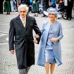 Prinz Luitpold von Bayern erscheint mit der Mutter der Braut, Veronica Taylor, zur Trauung von Ludwig, Prinz von Bayern, und Sophie-Alexandra Evekink. Die Brautmutter begeistert in einem hellblauen Satinkleid mit passendem Hut und Mantel. 