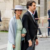 Ludwig, Prinz von Bayern, wird von seiner Mutter Katrin Beatrix Wiegand zur Kirche begleitet. Die Mutter des Bräutigams setzt an diesem wichtigen Tag auf einen zeitlosen und eleganten Look. Zum Etuikleid kombiniert sie einen grauen Hut mit farblich passendem Schultertuch – dezent, aber klassisch. 