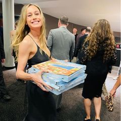 Anstatt Popcorn gibt es für Brie Larson Pizza im Kino. Die Schauspielerin feiert die Filmpremiere von "Fast X" und da muss natürlich auch für das leibliche Wohl gesorgt werden. Buon appetito! 