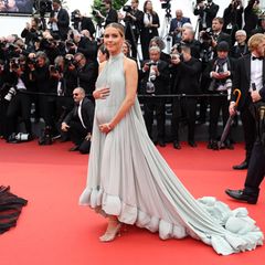 Was für schöne Neuigkeiten: Claire Holt ist mit ihrem dritten Kind schwanger und macht diese Nachricht auf dem Red Carpet bei der "Killers Of The Flower Moon"-Premiere in Cannes bekannt. Ihr traumhaftes Neckholder-Kleid von Lavin ist zwar nicht eng anliegend, die Babykugel ist aber dennoch gut zu sehen. 