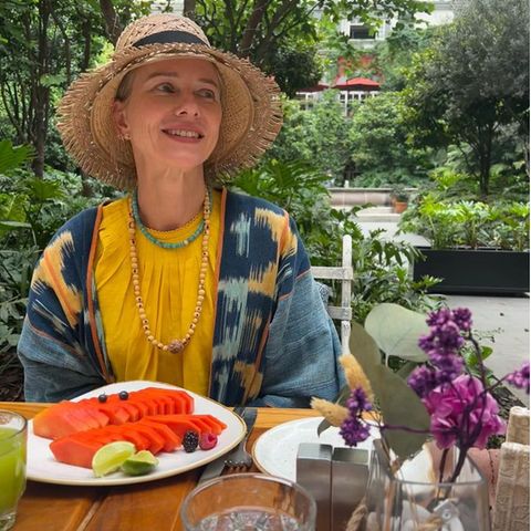 Naomi Watts startet gesund in den Tag, wie sie auf Instagram zeigt. In Mexiko gibt es für die Schauspielerin frische Papaya und einen grünen Saft zum Frühstück. Lecker! 