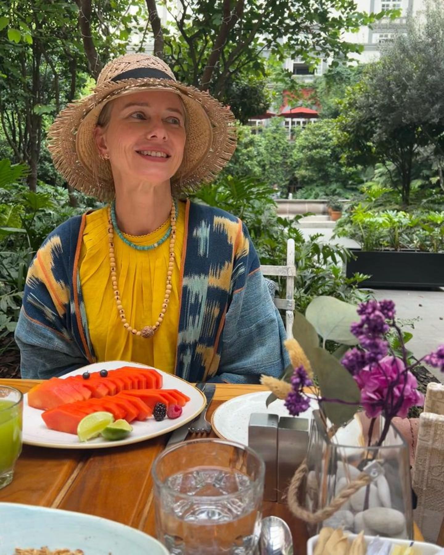 Naomi Watts startet gesund in den Tag, wie sie auf Instagram zeigt. In Mexiko gibt es für die Schauspielerin frische Papaya und einen grünen Saft zum Frühstück. Lecker! 