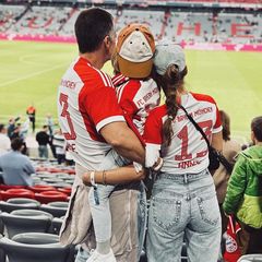 20. Mai 2023  Familie Carpendale verbringt den Samstagnachmittag im Fußballstadion, um den FC Bayern anzufeuern. Leider hat die Lieblingsmannschaft von Wayne, Annemarie und Mads das Spiel nicht gewonnen. Na ja, dann beim nächsten Mal!