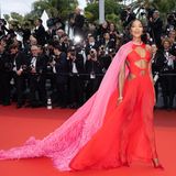 Was für ein Auftritt: Naomi Campbell begeistert in Cannes mit federbesetztem Cape und semitransparentem Cut-Out-Dress in Cannes. 