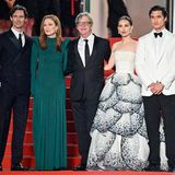 Es ist ein Wochenende voller Starbesetzter Filmpremieren in Cannes. Bei der "May December"-Premiere posieren Cory Michael Smith, Julianne Moore, Regisseur Todd Haynes, Natalie Portman und Charles Melton für die Paparazzi. Währen Julianne Moore in ihrem Kleid von Luis Vuitton eher dunklere Töne anschlägt, bezaubert Natalie Portman in einem Prinzessinnen-Dress von Dior. 
